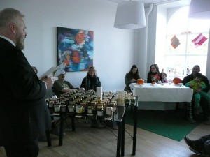 Brug af 99 set mod vinduet